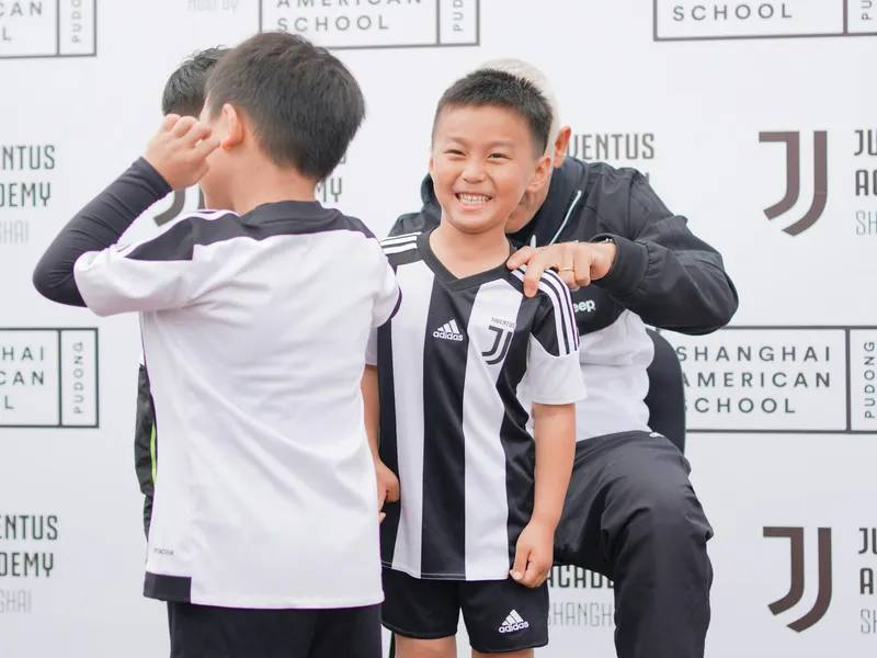 Niños con uniforme de fútbol blanco y negro